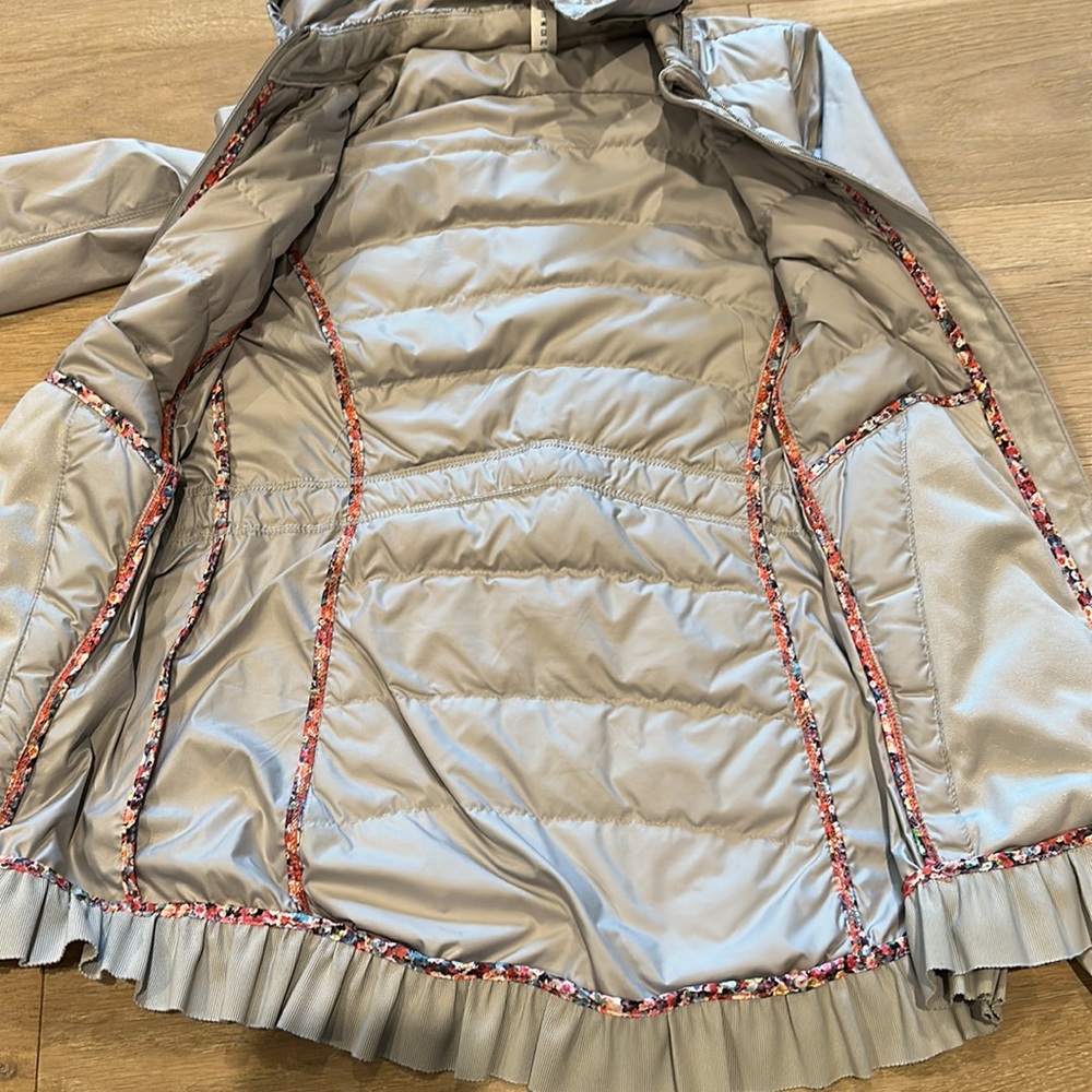LIKE NEW LULULEMON Spring fling ruffled puffy windbreaker jacket size 4 - Picture 6 of 9